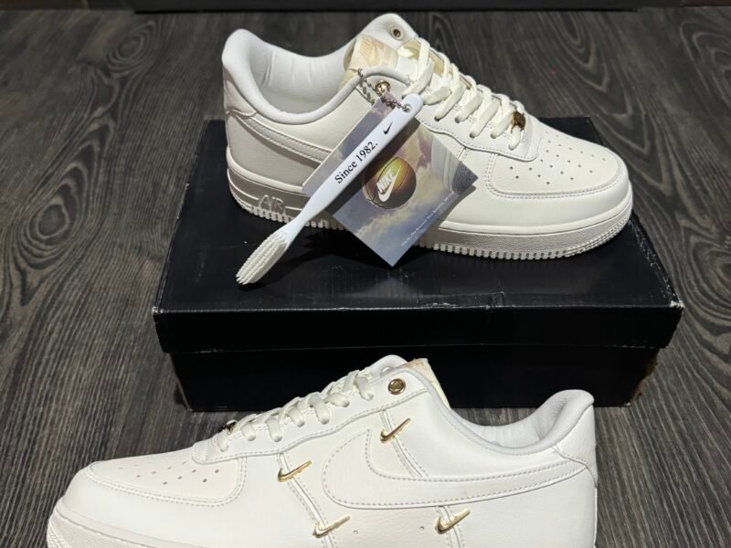 Nike Air Force 1’07 - Metallic Gold