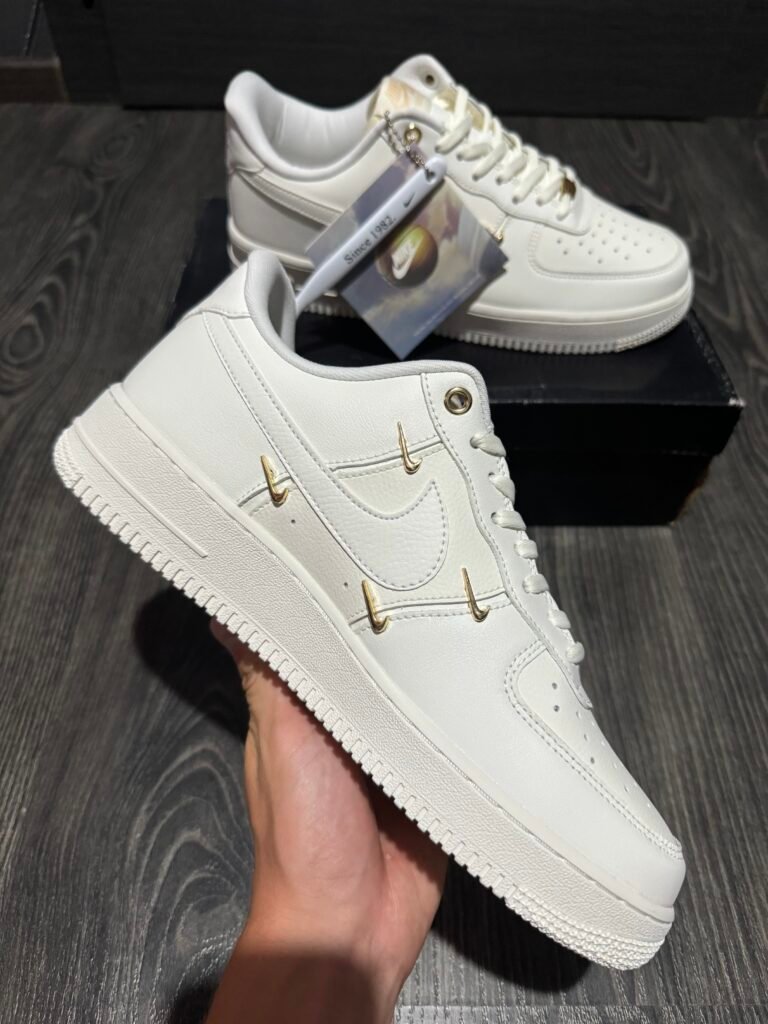 Nike Air Force 1’07 – Metallic Gold